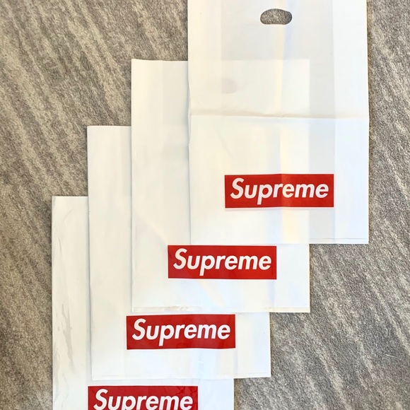 New Authentic Supreme NYC Retail Shopping - Picture 4 of 5